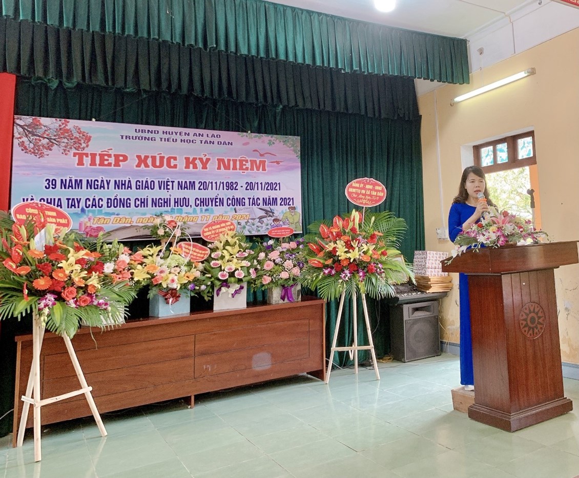 Nhấn vào ảnh để phóng to Đ/c Nguyễn Thị Oanh - Hiệu trường nhà trường phát biểu trong buổi lễ