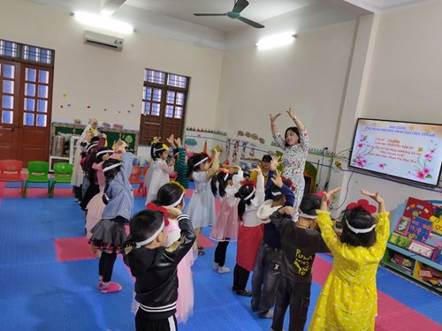 Một số hoạt động của cô và trò lớp mẫu giáo 5TA1 trường mầm non Hiệp Hoà qua bài giảng: Dạy trẻ vận động múa cho mẹ xem do cô giáo Phạm Thị Thuý Hoà thực hiện