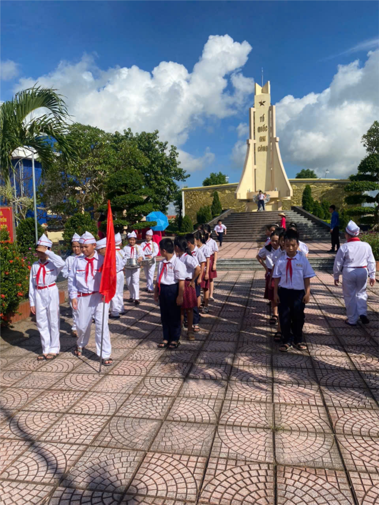 Thăm viếng, chăm sóc Nghĩa trang liệt sĩ xã Đặng Cương năm học 2022-2023