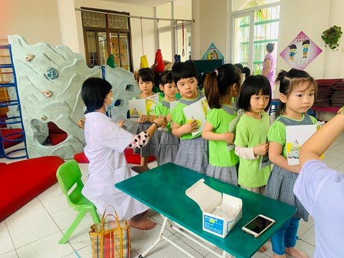 Trường mẫu giáo Sao Sáng 8 tổ chức khám sức khoẻ định kỳ lần 2 cho trẻ - Năm học 2021-2022