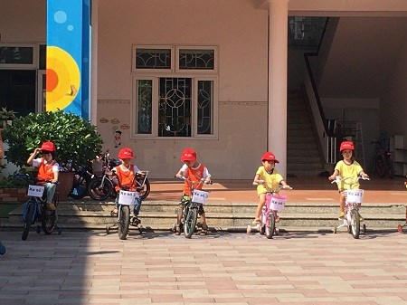 Tham gia hoạt động  Tay đua cừ khôi  của các bé 4 tuổi B2