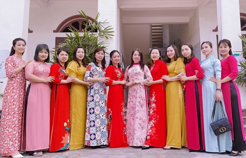 Ngày 7/3 Công đoàn trường Mầm Non Tân Viên đã tổ chức chương trình hưởng ứng tuần lễ áo dài Việt Nam nhằm tôn vinh nét đẹp của phụ nữ Việt Nam.