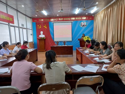 Sinh hoạt chuyên đề   Tiếp tục đổi mới, nâng cao chất lượng công tác chính trị tư tưởng, tự phê bình và phê bình gắn với học tập và làm theo tư tưởng, đạo đức, phong cách Hồ Chí Minh 