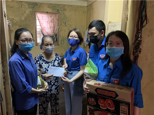 Đoàn thanh niên trường THPT Anhxtanh tổ chức hoạt động thiện nguyện trên địa bàn phường Máy Tơ 