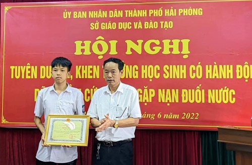 Chủ tịch UBND thành phố Hải Phòng tặng Bằng khen cho học sinh trường THPT Lý Thái Tổ