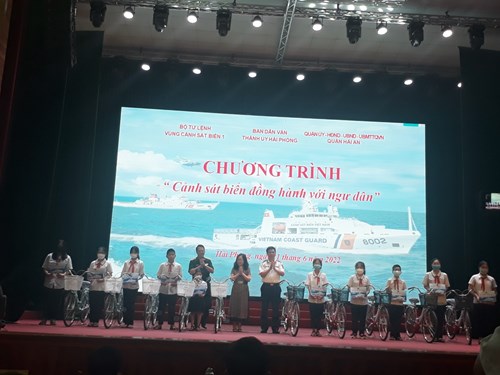 Học sinh trường THCS Nam Hải nhận quà tặng của Cảnh sát Biển vùng 1 tại chương trình Cảnh sát biển đồng hành với ngư dân 