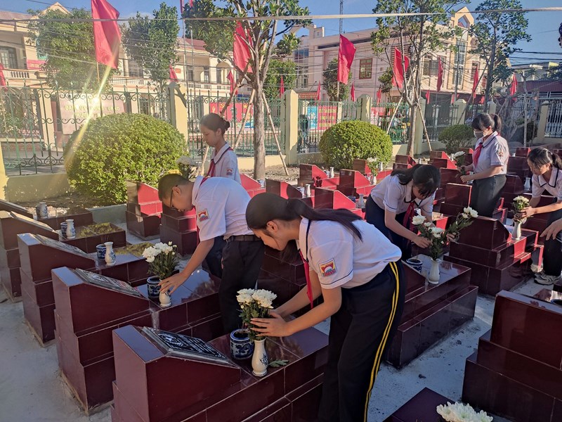  Trường THCS Nam Hải tham gia lễ dâng hương, chương trình  hoa dâng mộ liệt sĩ , chăm sóc các phần mộ tại Nghĩa trang liệt sĩ phường