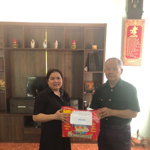 Bí thư Chi Bộ trường  THCS Nguyễn Chuyên Mỹ: Phạm Thanh Thúy thăm tặng quà thương binh, gia đình liệt sĩ và người có công.