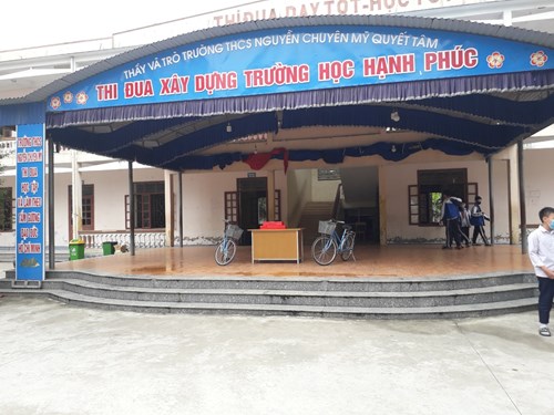 Thực hiện kế hoạch số 146/KH-UBND, ngày 18 tháng 10 năm 2021 của UBND huyện An Lão về việc triển khai chương trình   Nâng bước em đến trường 
Thực hiện kế hoạch số 146/KH-UBND, ngày 18 tháng 10 năm 2021 của UBND huyện An Lão về việc triển khai chương trình   Nâng bước em đến trường , Phòng Giáo dục và Đào tạo huyện hướng dẫn các trường Tiểu học, THCS trên địa bàn huyện thực hiện nội dung Trao tặng 150 xe đạp cho các em học sinh từ lớp 4 cho đến lớp 9 thuộc hộ nghèo, cận nghèo, gia đình chính sách và các em có hoàn cảnh đặc biệt khó khăn.