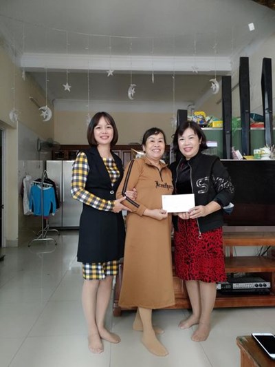 Ban giám hiệu ,Công đoàn trường THCS Phan Bội Châu đến tặng quà cho hội cựu giáo chức