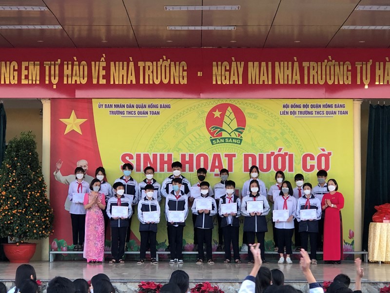 Trường THCS Quán Toan sơ kết học kì I năm học 2021-2022, vinh danh, khen thưởng các thầy cô giáo và học sinh xuất sắc