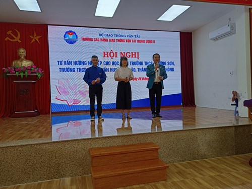 Học sinh lớp 9 trường THCS Quốc Tuấn tham gia hội nghị hướng nghiệp tại trường CĐGTVT Hải Phòng