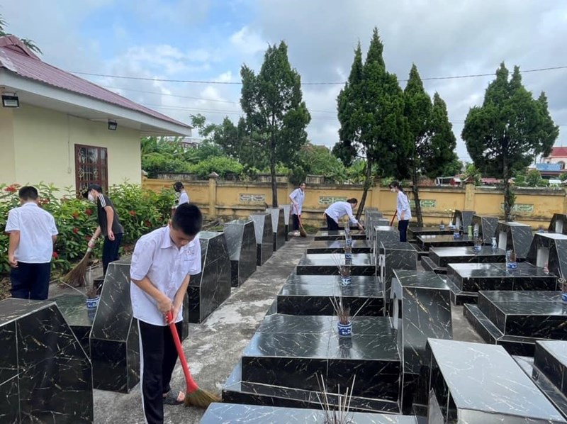 Đoàn viên, thanh thiếu niên trường THCS Tràng Cát tham gia lau dọn vệ sinh tại Nghĩa trang Liệt sĩ phường Tràng Cát