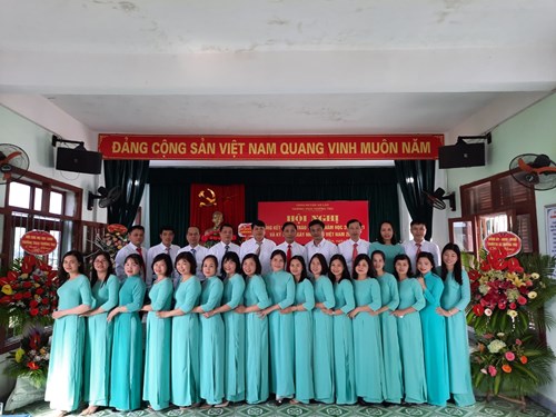 Tập thể cb - gv - nv nhà trường chào mừng ngày 20-11