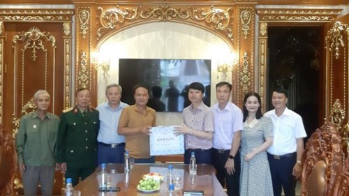 Đồng chí Nguyễn Văn Tuấn- TUV- Bí thư Quận ủy- Chủ tịch HĐND thăm tặng quà nhân dịp 75 năm Ngày TBLS  27/7