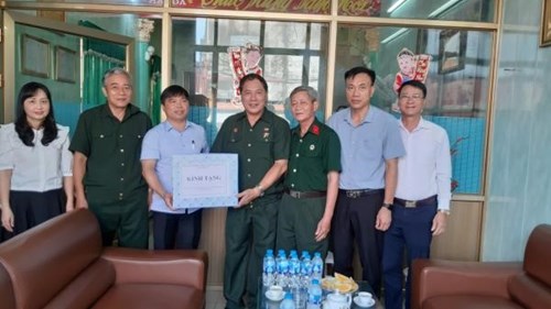 Quận ủy- HĐND- UBND- UBMTTQVN quận Hải An thăm, tặng quà các gia đình chính sách, người có công trên địa bàn