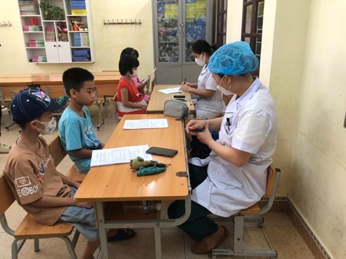 Các em học sinh Trường Tiểu học Đông Hải 1 trong ngày tiêm vắc xin phòng Covid 19 mũi 2 - đợt 1.