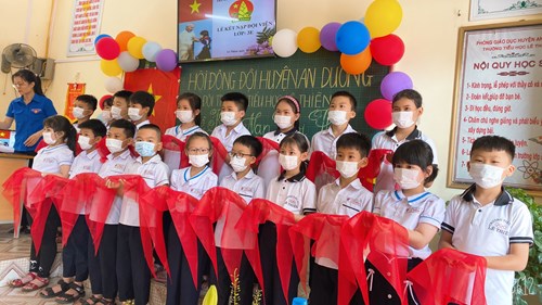 Liên đội Lê Văn Tám trường Tiểu học Lê Thiện tổ chức kết nạp Đội cho những nhi đồng tiêu biểu xuất sắc.