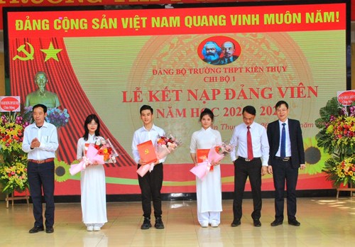 Lần đầu tiên Huyện ủy Kiến Thụy kết nạp 3 Đảng viên là học sinh ưu tú