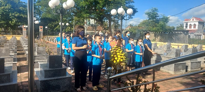 Hướng tới kỷ niệm 75 năm Ngày Thương binh, Liệt sĩ (27/7/1947-27/7/2022) trường Tiểu học Quyết Tiến tổ chức dâng hương tại Nghĩa trang liệt sĩ xã Quyết Tiến - Tiên lãng – Hải Phòng.