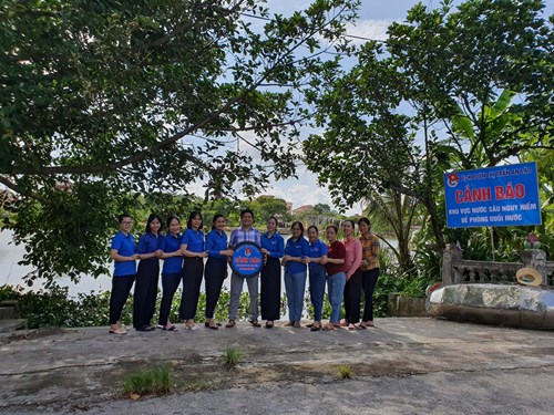 Chi đoàn trường Tiểu học Thị trấn An Lão tham gia dọn vệ sinh tại Đài tưởng niệm huyện An Lão và cắm biển cảnh báo tai nạn đuối nước trẻ em.