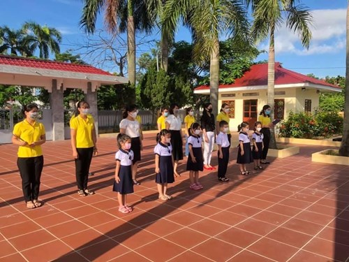 Trường Tiểu học Tràng Cát tổ chức lễ dâng hương tại nghĩa trang liệt sĩ