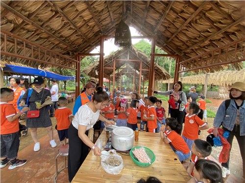 Trường Tiểu học Tràng Cát tổ chức cho học sinh tham gia các hoạt động trải nghiệm.